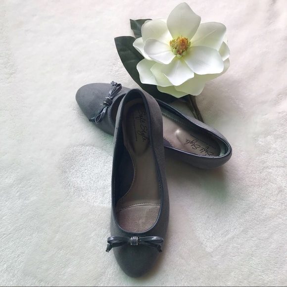 Size 6 Hush Puppies flats. - Picture 3 of 4